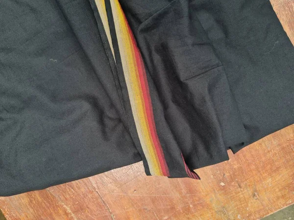 Fondo Del Sarong Negro Con Una Combinación Líneas Amarillas Rojas — Foto de Stock