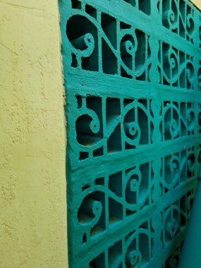 Bina duvarının arka planı beyaz boyayla birleştirilmiş mavi boya.