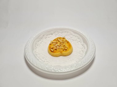 beyaz zemin üzerine çikolatalı kurabiye