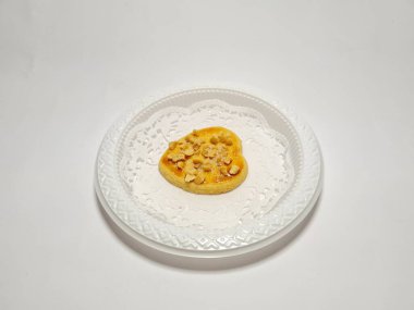 beyaz zemin üzerine çikolatalı kurabiye