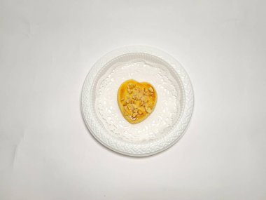 beyaz zemin üzerine çikolatalı kurabiye