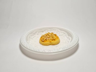 beyaz zemin üzerine çikolatalı kurabiye