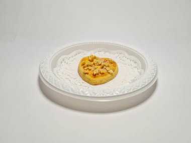 beyaz zemin üzerine çikolatalı kurabiye