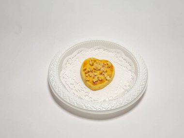 beyaz zemin üzerine çikolatalı kurabiye