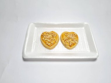 beyaz zemin üzerine çikolatalı kurabiye