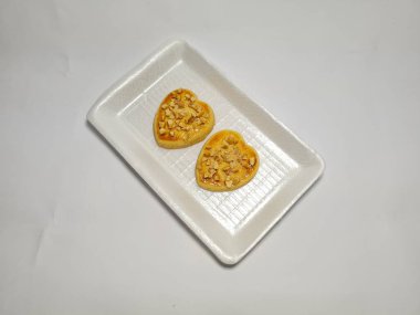 beyaz zemin üzerine çikolatalı kurabiye