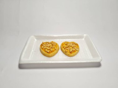 beyaz zemin üzerine çikolatalı kurabiye