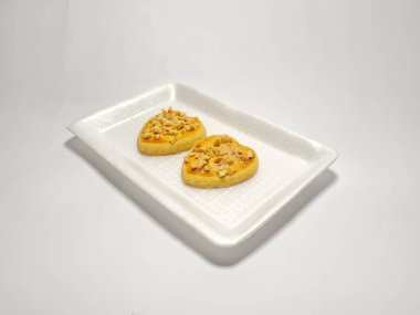 beyaz zemin üzerine çikolatalı kurabiye