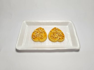 beyaz zemin üzerine çikolatalı kurabiye