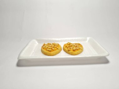 beyaz zemin üzerine çikolatalı kurabiye