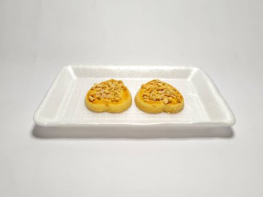 beyaz zemin üzerine çikolatalı kurabiye