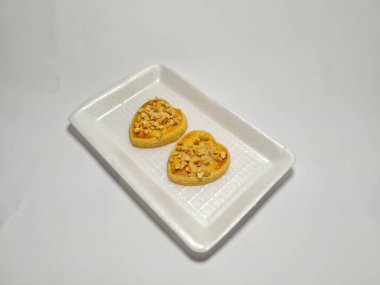 beyaz zemin üzerine çikolatalı kurabiye