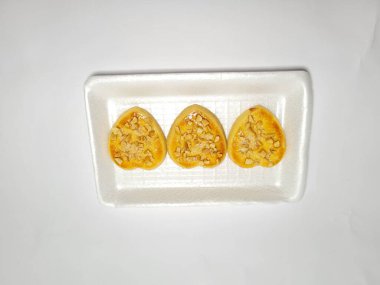 beyaz zemin üzerine çikolatalı kurabiye