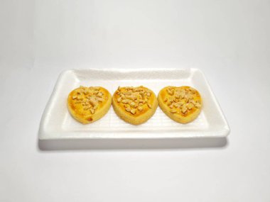 beyaz zemin üzerine çikolatalı kurabiye