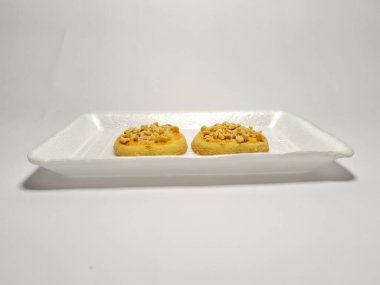 beyaz zemin üzerine çikolatalı kurabiye