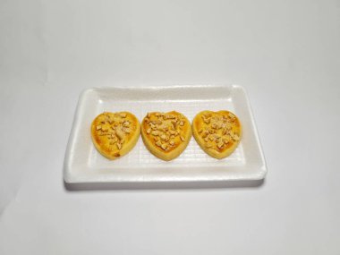 beyaz zemin üzerine çikolatalı kurabiye