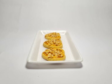 beyaz zemin üzerine çikolatalı kurabiye