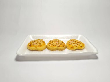 beyaz zemin üzerine çikolatalı kurabiye