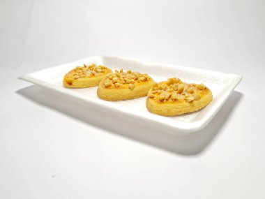 beyaz zemin üzerine çikolatalı kurabiye