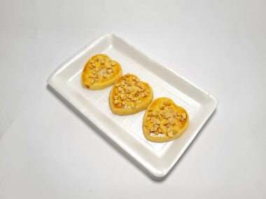 beyaz zemin üzerine çikolatalı kurabiye