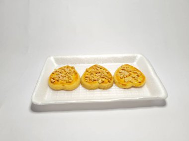 beyaz zemin üzerine çikolatalı kurabiye