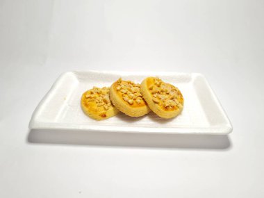 beyaz zemin üzerine çikolatalı kurabiye