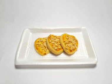 beyaz zemin üzerine çikolatalı kurabiye