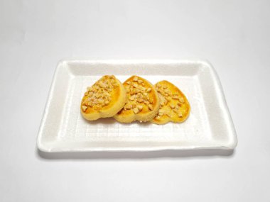 beyaz zemin üzerine çikolatalı kurabiye