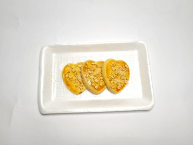 beyaz zemin üzerine çikolatalı kurabiye