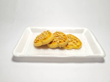 beyaz zemin üzerine çikolatalı kurabiye