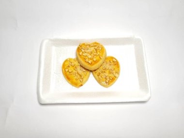 beyaz zemin üzerine çikolatalı kurabiye