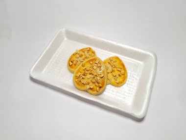 beyaz zemin üzerine çikolatalı kurabiye