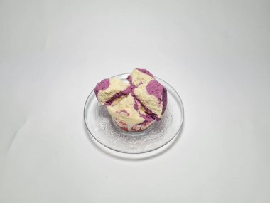 Ekmek açan sari beyazı beyaz kombinasyon mor kağıda sarılı