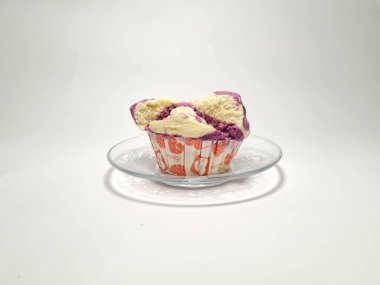 Ekmek açan sari beyazı beyaz kombinasyon mor kağıda sarılı