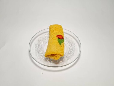 Beyaz arka plandaki bir tabakta Endonezya atıştırmalıklarını yeniden düzenler