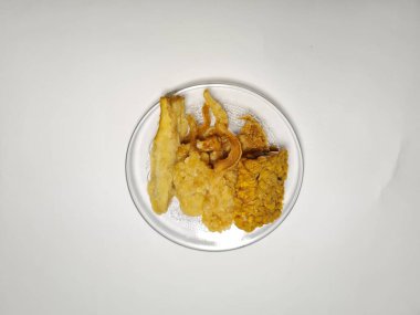 Beyaz arka planda tabakta kızarmış tavuk.