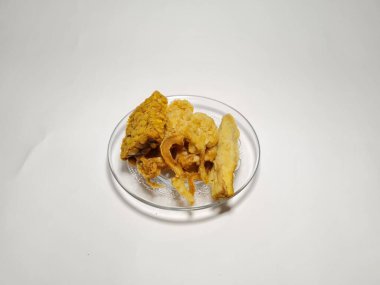 Beyaz arka planda tabakta kızarmış tavuk.