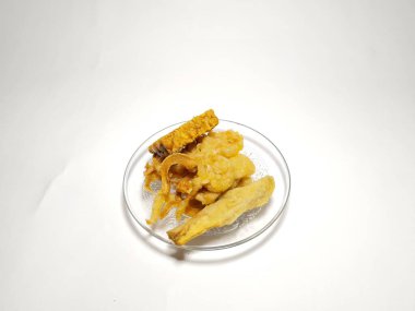 Beyaz arka planda tabakta kızarmış tavuk.