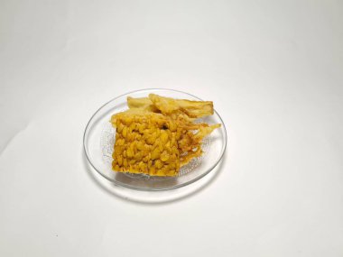 Beyaz arka planda tabakta kızarmış tavuk.