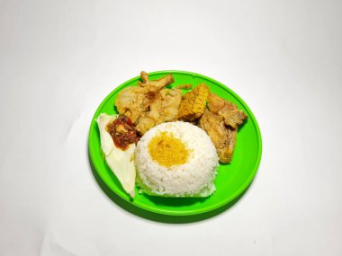 Kızarmış tavuklu Lalapan pilavı, kızarmış tempeh, acılı kızarmış patates.