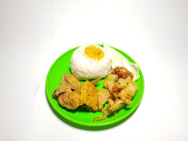 Kızarmış tavuklu Lalapan pilavı, kızarmış tempeh, acılı kızarmış patates.