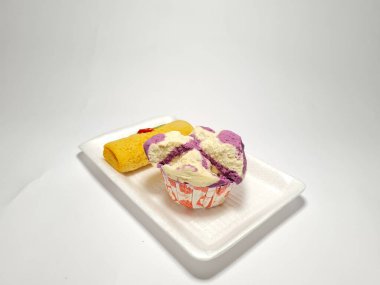 Resoles Endonezya çerezleri ve çiçek açan sari ekmeği beyaz arka planda bir tabakta