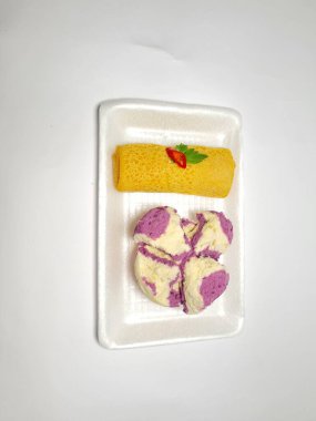 Resoles Endonezya çerezleri ve çiçek açan sari ekmeği beyaz arka planda bir tabakta