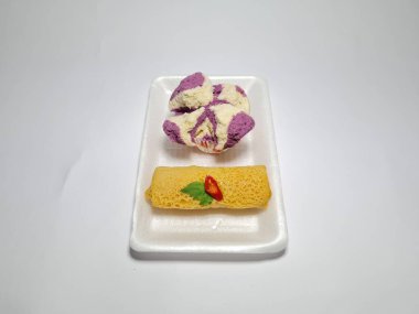 Resoles Endonezya çerezleri ve çiçek açan sari ekmeği beyaz arka planda bir tabakta