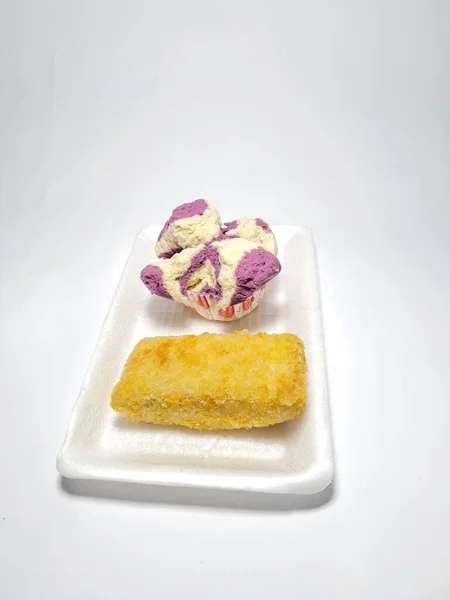 Resoles Ινδονησίας Σνακ Και Ανθισμένα Ψωμί Σάρι Ένα Πιάτο Λευκό — Φωτογραφία Αρχείου
