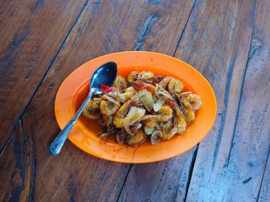 Portakal kabında kızarmış karidesler.