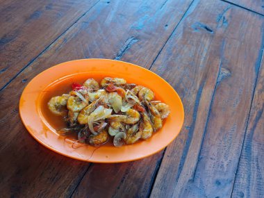 Portakal kabında kızarmış karidesler.