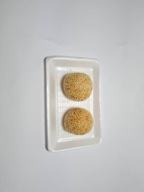 Beyaz arkaplanda onde-onde yazan tipik Endonezya atıştırmalıkları