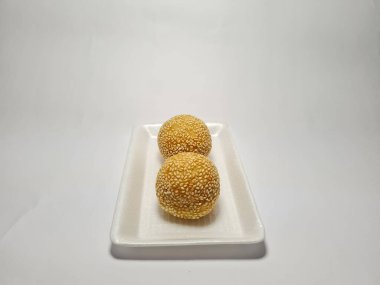 Beyaz arkaplanda onde-onde yazan tipik Endonezya atıştırmalıkları