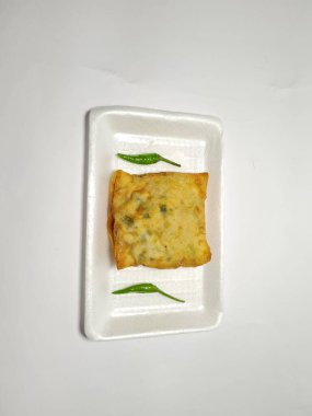 Beyaz arka planda yeşil biberli tuzlu Martabak.